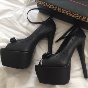 {Frederick’s of Hollywood} NWT Platform Stilettos